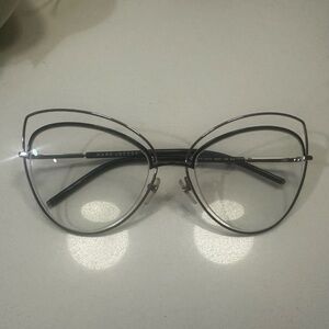 Authentic Marc Jacobs butterfly frames.
Includes prescription lenses